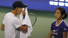 DINA. Tomá Berdych si otírá pot pi semifinálovém duelu turnaje v anghaji. 