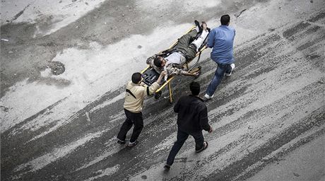 Obyvatelé syrského Aleppa odváí mue zranného pi ostelování (24. íjna 2012)