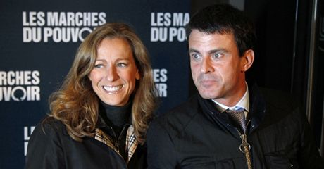 Francouzský ministr vnitra Manuel Valls se svojí enou Anne Gravoinovou.