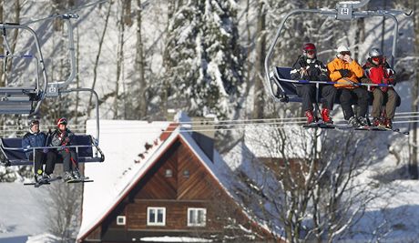 Na erstv napadlý sníh se u tí ve Ski areálu Dolní Morava.