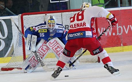 Jakub Sklená ze Slavie v anci ped brnnským gólmanem Jiím Trvajem.