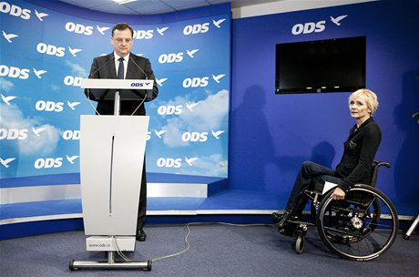 Premiér Petr Neas ve volebním tábu ODS s exministryní Danielou Filipiovou,