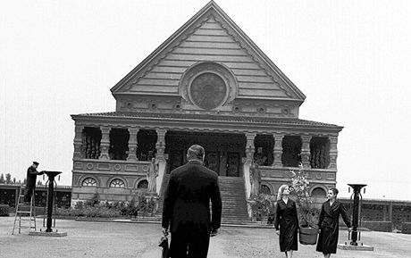 Pardubické krematorium. Pan Kopfrkingl v podání Rudolfa Hruínského ve filmu...