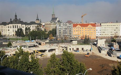 Na míst zbouraného DK Inwest ml stát obí obchodní komplex. ten ale lidé v referendu odmítli. Radnice te slibuje, e udlá ve pro to, aby v centru msta nezstala po léta jen prázdná jáma.