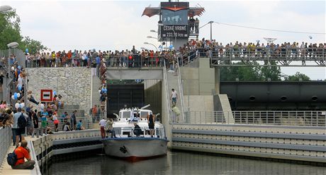 Premiéra lodí na Vltav pilákala tisíce lidí, ale letos  zájem o vyhlídkové