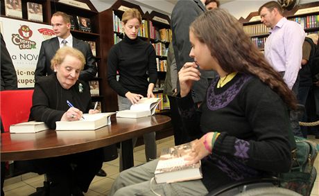 Autogramiáda Madeleine Albrightové v brnnském knihkupectví Barvi a Novotný...