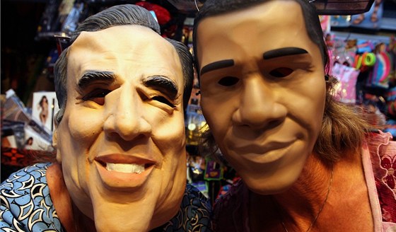 Halloweenské masky Baracka Obamy a Mitta Romneyho (vpravo)