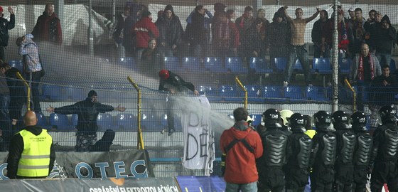 Na snímku z íjna 2012 ostraha jihlavského stadionu kropí vodou sparanské fanouky
