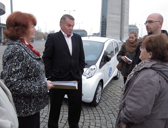 Primátor Bohuslav Svoboda debatuje na Strahov s cestujícími o zmnách v MHD. 