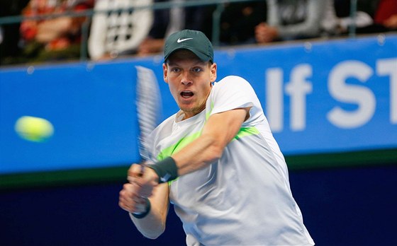 Tomá Berdych returnuje ve finále turnaje ve Stockholmu proti Jo-Wilfriedu