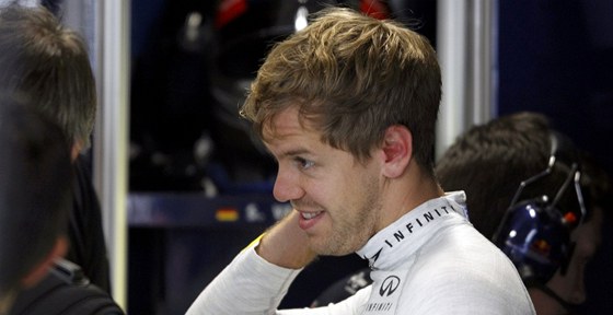 SUVERÉN. Sebastian Vettel z Red Bullu hovoí se leny svého týmu bhem prvního