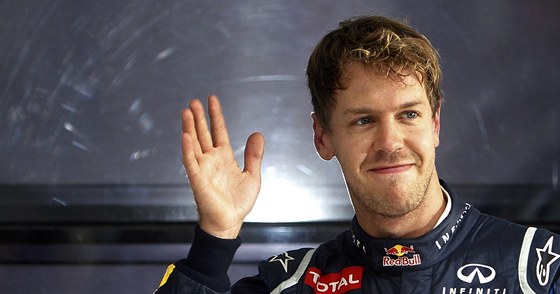 DALÍ POLE POSITION. Sebastian Vettel z Red Bullu se raduje poté, co ovládl
