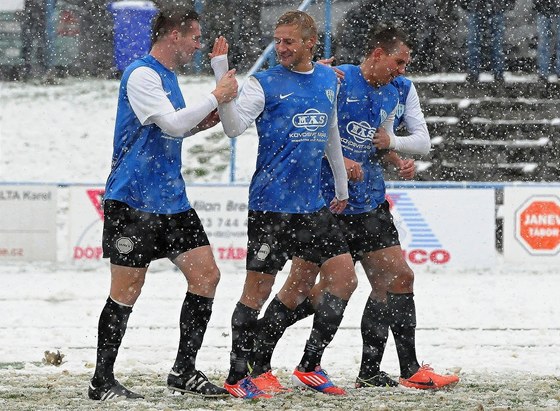 Fotbalisté Táborska se v drsných podmínkách radují z gólu. Ilustraní foto