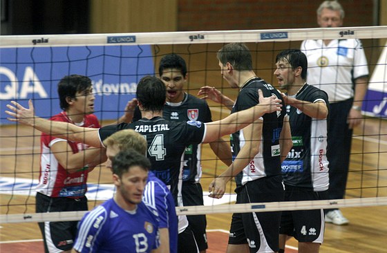 eskobudjovití volejbalisté se radují z vyhraného bodu v utkání proti Ostrav.