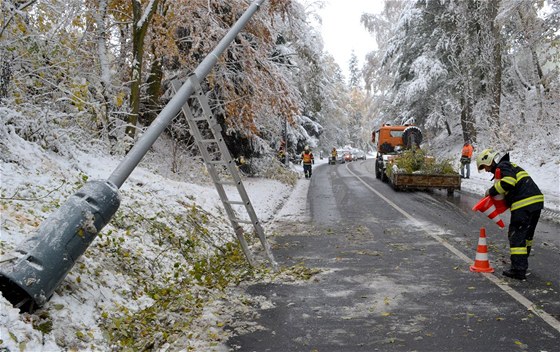 Hasii odstraují popadané vtve a stromy v Karlovarském kraji (27. íjna 2012)