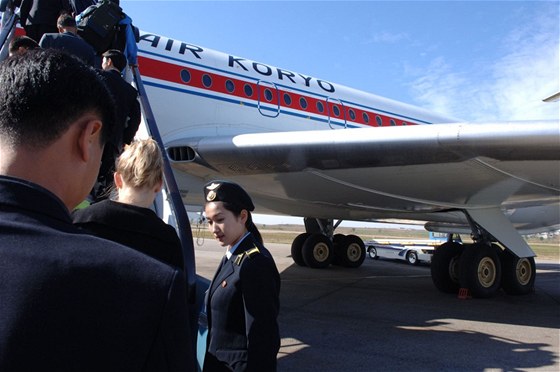 Cestující nastupují do letounu Iljuin Il-62 letecké spolenosti Air Koryo na