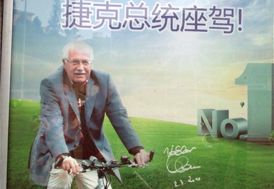 Václav Klaus se v ín objevil na reklamním plakátu výrobce jízdních kol.