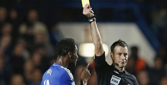 Rozhodí Mark Clattenburg ukazuje lutou kartu Johnu Obi Mikelovi z Chelsea. Po