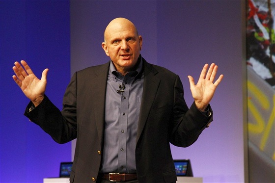 éf firmy Microsoft Steve Ballmer pedstavuje Windows 8