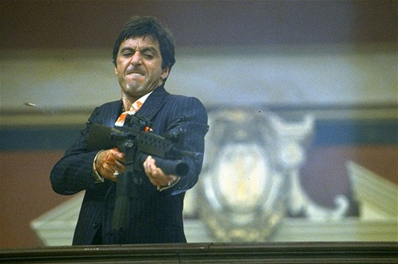 Ve finále Zjizvené tváe stílí Tony Montana (Al Pacino) protivníky z balkonu...