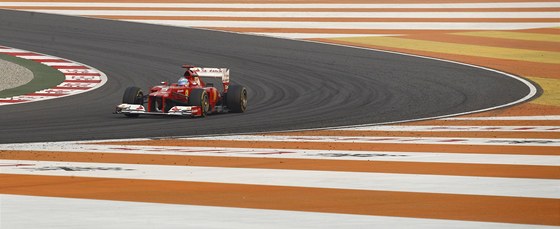Fernando Alonso pi Velké cen Indie formule 1. 