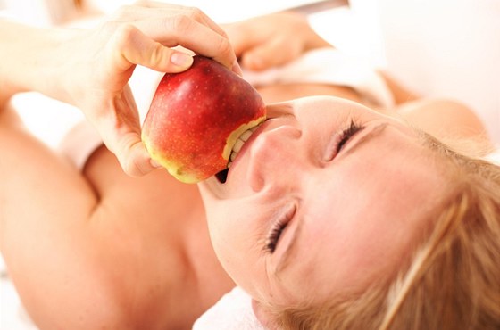 Pokud jsou jablka kvalitní, mli bychom je jíst neloupaná (ilustraní snímek)