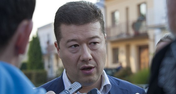 Tomio Okamura v Napajedlích odpovídá na dotazy noviná poté, co se stal