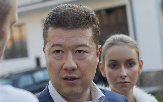 Tomio Okamura v Napajedlích odpovídá na dotazy noviná poté co se stal