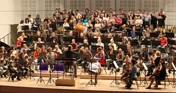 Pi velkolepé skladb Carmina Burana je zlínská filharmonie doplnná o desítky