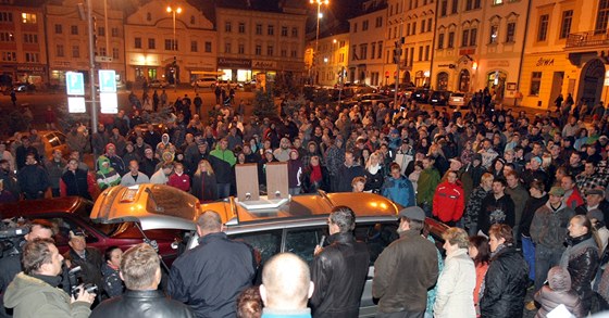 Na námstí v Klatovech se na demonstraci proti nepizpsobivým selo v pátek