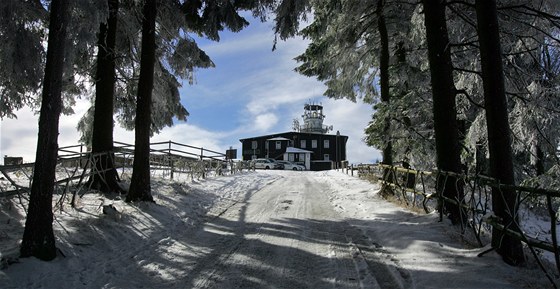 Horský hotel Pleivec na stejnojmenném vrcholu Kruných hor nedaleko Abertam.