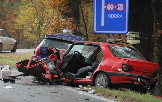 U Temoné se v pátek srazila cisterna se dvma osobními auty.