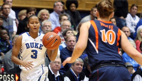 Shay Selbyová v bílém dresu Duke míí proti Kelsey Wolfeové z Virginie.