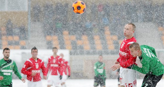 ORANOVÝ BALON. Fotbalisté Pardubic a Sokolova (v zeleném) se museli vyrovnat s