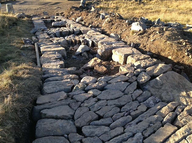 Jantarovou cestu na hebenech Krkono kameníci opravují tradiním ttováním.
