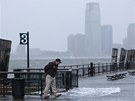 Mu kráí po dolním Manhattanu, kde u hodiny ped píchodem hurikánu Sandy