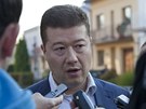 Tomio Okamura v Napajedlích odpovídá na dotazy noviná poté, co se stal