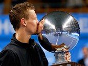 RADOST VTZE. Tom Berdych slav s trofej vtzstv na turnaji ve Stockholmu.