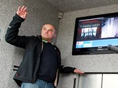 Rudolf Bernart ukazuje parkovací dům pro kola, který vyrostl u hradeckého... Rudolf Bernart ukazuje parkovací dům pro kola, který vyrostl u hradeckého...