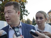 Tomio Okamura v napajedlch odpovd na dotazy novin pot co se stal