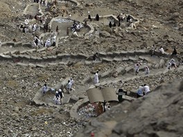 Muslimové na snímku stoupají na horu Núr, kde podle jejich víry prorok Mohamed...
