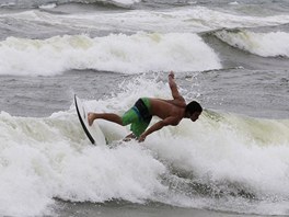 Surfai na Florid vyuili vlny, které pinesl vítr z hurikánu a vyrazili na
