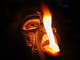 CO NA SRDCI... Indický performer pedvádí hindskou bohyni Kálí bhem festivalu...