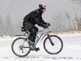 Cyklista v Bedichov se snaí vyjet zasnený kopec (27. íjna 2012)