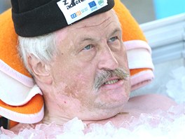 Otuilec Petr Kocián zlomil eský rekord pobytu v suchém ledu. (20. 10. 2012) 