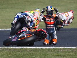 JE PO VEM. Dani Pedrosa padá pi Velké cen Austrálie a ví, e ance na titul...