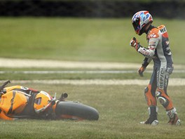 ZATRACEN. Casey Stoner se vyítav dívá na svoji motorku po kvalifikaním...