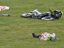 OTESNÝ MOMENT. Na tráv u okruhu Phillip Island se válejí trosky motocyklu,...