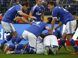 MODRO-BÍLÁ HROMÁDKA RADOSTI. Fotbalisté Schalke se radují z vítzného gólu...