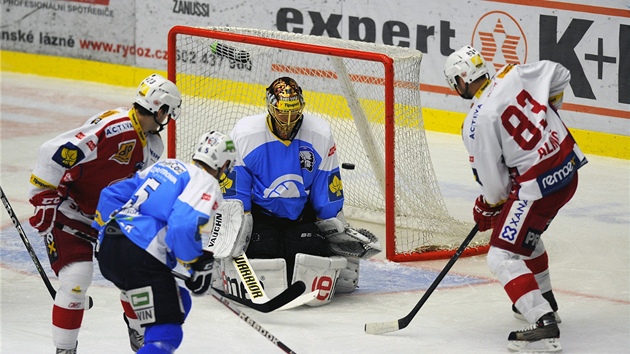 Plzesk brank Tuukka Rask el stele Jana Aline ze Slavie (vpravo).